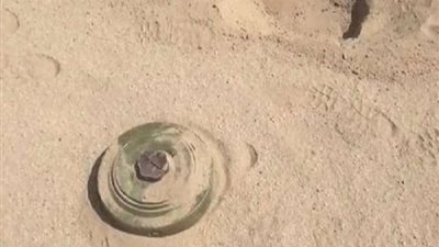 الحوثيون يزرعون الألغام ويحفرون الخنادق حول مطار الحديدة