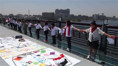 شاهد.. أطفال المحروسة يلتقطون الصور من أعلى كوبري تحيا مصر