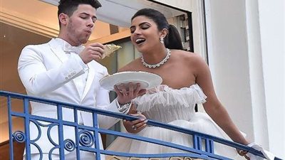 قبل فعاليات كان.. بريانكا شوبرا تتناول البيتزا مع زوجها 