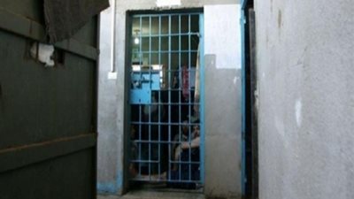 أسرى فلسطينيون يهددون بإحراق الزنازين