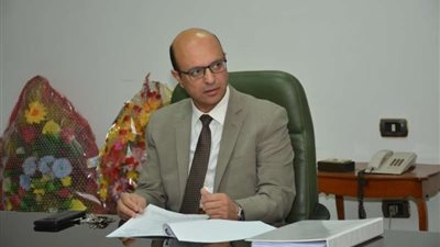 نائب رئيس جامعة أسيوط يبحث مع 