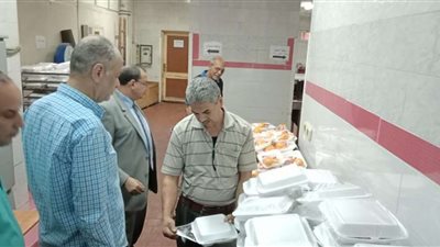 رئيس جامعة بني سويف يطمئن على جودة الوجبات الغذائية للمرضى بالمستشفى