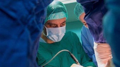 لأول مره فى بريطانيا.. أطباء يجرون جراحة لجنين مصاب بفتق في العمود الفقرى