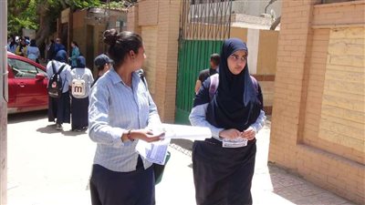 نجاح طلاب أولى ثانوي في أداء امتحان الأحياء على التابلت