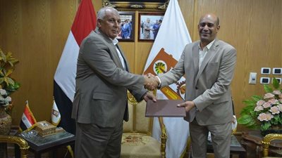 محافظ الوادي الجديد يوقع بروتوكولي تعاون لاستصلاح 10 آلاف فدان