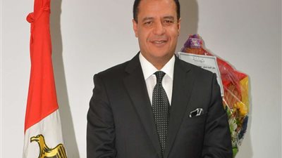 نائب رئيس جامعة أسيوط يكرم أعضاء اللجنة العليا للأنشطة والطلاب المتميزين