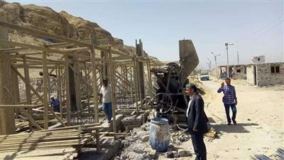 رئيس مركز ملوي بالمنيا يتابع أعمال إنشاء كوبري المحرص