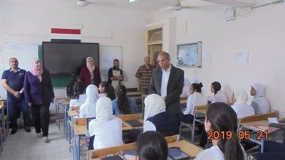 وكيل تعليم المنيا يتابع سير الامتحانات بالصف الأول الثانوي