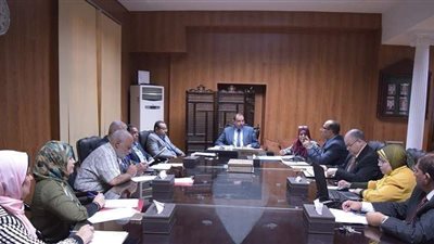 رئيس جامعة بني سويف يناقش تطبيق مهارات التعامل مع ذوي الإعاقة