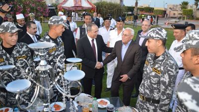 محافظ بورسعيد يشارك ضباط وجنود الشرطة الافطار الرمضاني