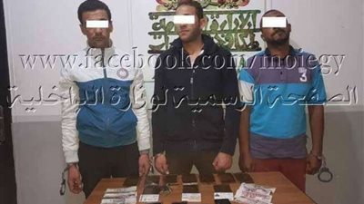 سقوط 3 أشخاص بحوزتهم نصف كيلو حشيش و151 قرص مخدر بأسيوط