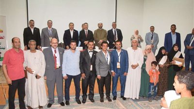 محافظ بني سويف يكرم 7 نماذج  لمشروعات ناجحة