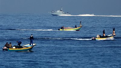 إسرائيل تقلص منطقة الصيد في بحر غزة