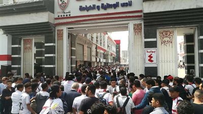 جماهير الزمالك تغادر مقر النادي بعد نفاذ تذاكر نهائي الكونفيدرالية