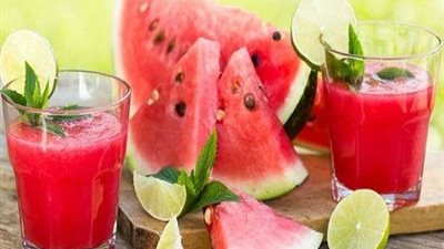 طبيب يحذر: البطيخ والخوخ في الطقس الحار يسببان التيفويد والنزلات المعوية