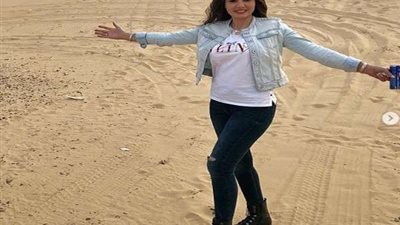 بالصور.. دينا فؤاد في الصحراء مع أصدقائها