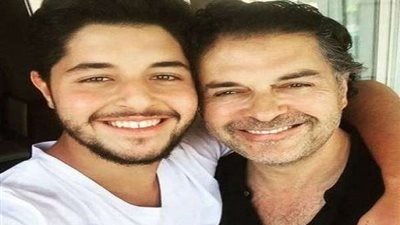 شاهد.. وجه الشبه بين راغب علامة ونجله على شاطئ البحر