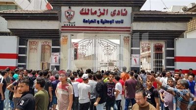 زحام شديد أمام نادي الزمالك لشراء تذاكر نهائي الكونفدرالية