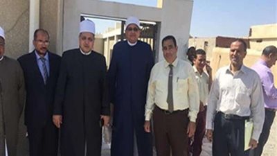 رئيس قطاع المعاهد يتفقد مراكز توزيع الأسئلة بمرس علم