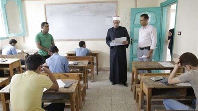 بالصور.. وكيل الأزهر يتفقد لجان امتحانات الثانوية في أول أيام انطلاقها