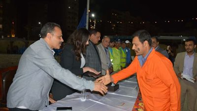 محافظ البحيرة يشارك العاملين بقطاع النظافة حفل الإفطار الجماعي