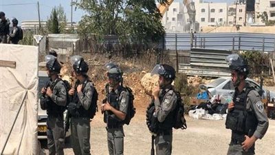 الاحتلال الإسرائيلي يحاصر المصلين بالمسجد الأقصى