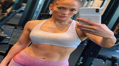 شاهد.. جنيفر لوبيز تستعرض رشاقتها داخل 