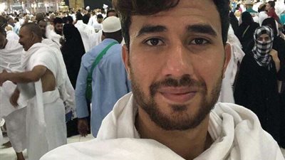 بالصور.. تريزيجيه يؤدي مناسك العمرة