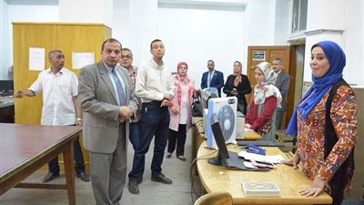 رئيس جامعة بني سويف يتفقد سير الامتحانات بكلية الإعلام