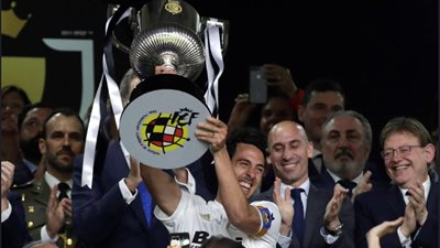 فالنسيا يحتفل بتتويجه بكأس ملك إسبانيا وسط حشد هائل من أنصاره