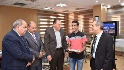 محافظ الشرقية يُكرم الطالب الكفيف محمد أشرف رجب الحافظ للقرآن الكريم