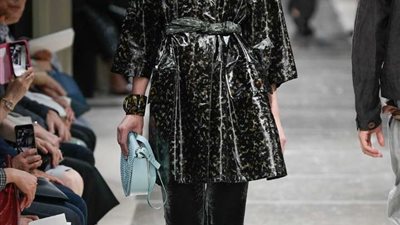 بالصور.. عروض أزياء جورجيو أرماني بعد رجوعه من اليابان