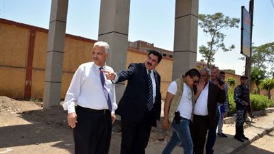 محافظ القليوبية يتفقد كباري مشاة ميت حلفا وأبو سنة وقليوب المحطة