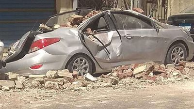سقوط جزء من عقار على سيارة ملاكي أدى لتهشمها بالإسكندرية