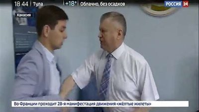 فيديو.. مسئول روسي يعتدي على صحفي بعد اتهامه بالفساد