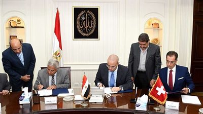 وزير الإسكان يوقع اتفاقية لتوفير مياه شرب نقية لأكثر من مليون شخص