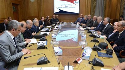 4 وزراء يبحثون إقامة محطات معالجة وتحلية المياه بنظام 