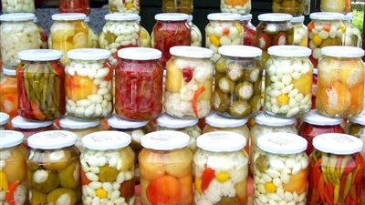 ضبط مصنع مخللات غير صالح للاستخدام الآدمي في أبو النمرس