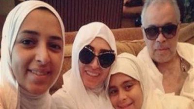 روجينا تؤدي مناسك العمرة برفقة زوجها وبناتها