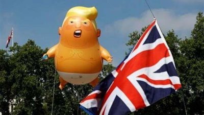 لندن.. إطلاق بالون يحمل صورة ترامب كطفل بحفاضات خلال زيارته الشهر المقبل