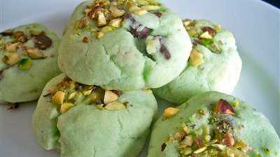 حلويات العيد.. شيف تقدم طريقة عمل بسكويت الفستق