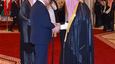 بالصور.. الرئيس السيسي يشارك في القمة العربية الطارئة بـ 