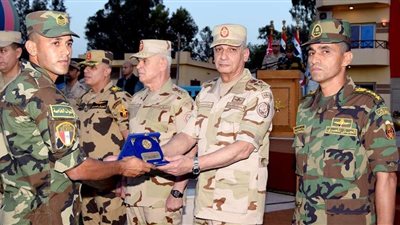 وزير الدفاع يشارك عدد من مقاتلي القوات المسلحة تناول الإفطار