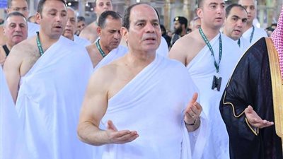 بالصور.. الرئيس السيسي يؤدي مناسك العمرة