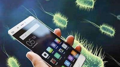 دراسة صادمة.. الهواتف الذكية تحتوي على بكتريا أكثر من المراحيض