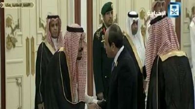 الملك سلمان يصافح الرئيس السيسي لحظة وصوله مقر القمة الإسلامية