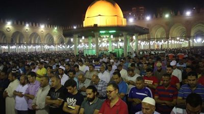 بالصور.. حشود من المصلين بمسجد عمرو بن العاص لإحياء ليلة القدر