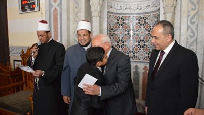محافظ بورسعيد يكرم عددًا من الأئمة وحفظة القرآن الكريم باحتفال ليلة القدر