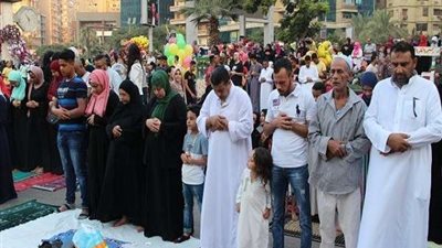 أستاذ شريعة يوضح موقف صلاة النساء بجوار الرجال في العيد