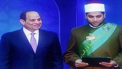 السيسي يكرم دكتور بجامعة الأزهر لحصوله على المركز الأول في مسابقة الأوقاف